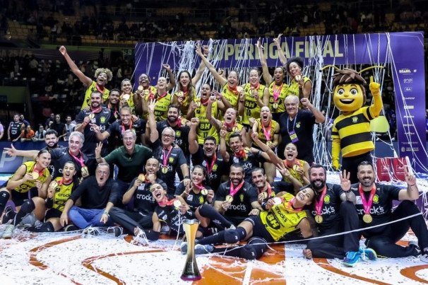 Praia Clube conquista Superliga Feminina e reafirma domínio do voleibol brasileiro