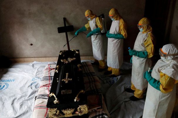 Surtos de ébola em África: OMS alerta para 139 mortes e risco de propagação